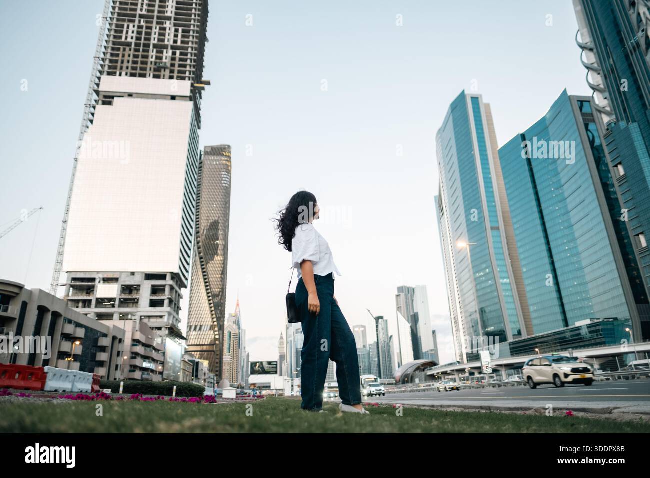 Geschäftsfrau in Dubai, selbstbewusste junge arbeitende Frau in Dubai Stockfoto