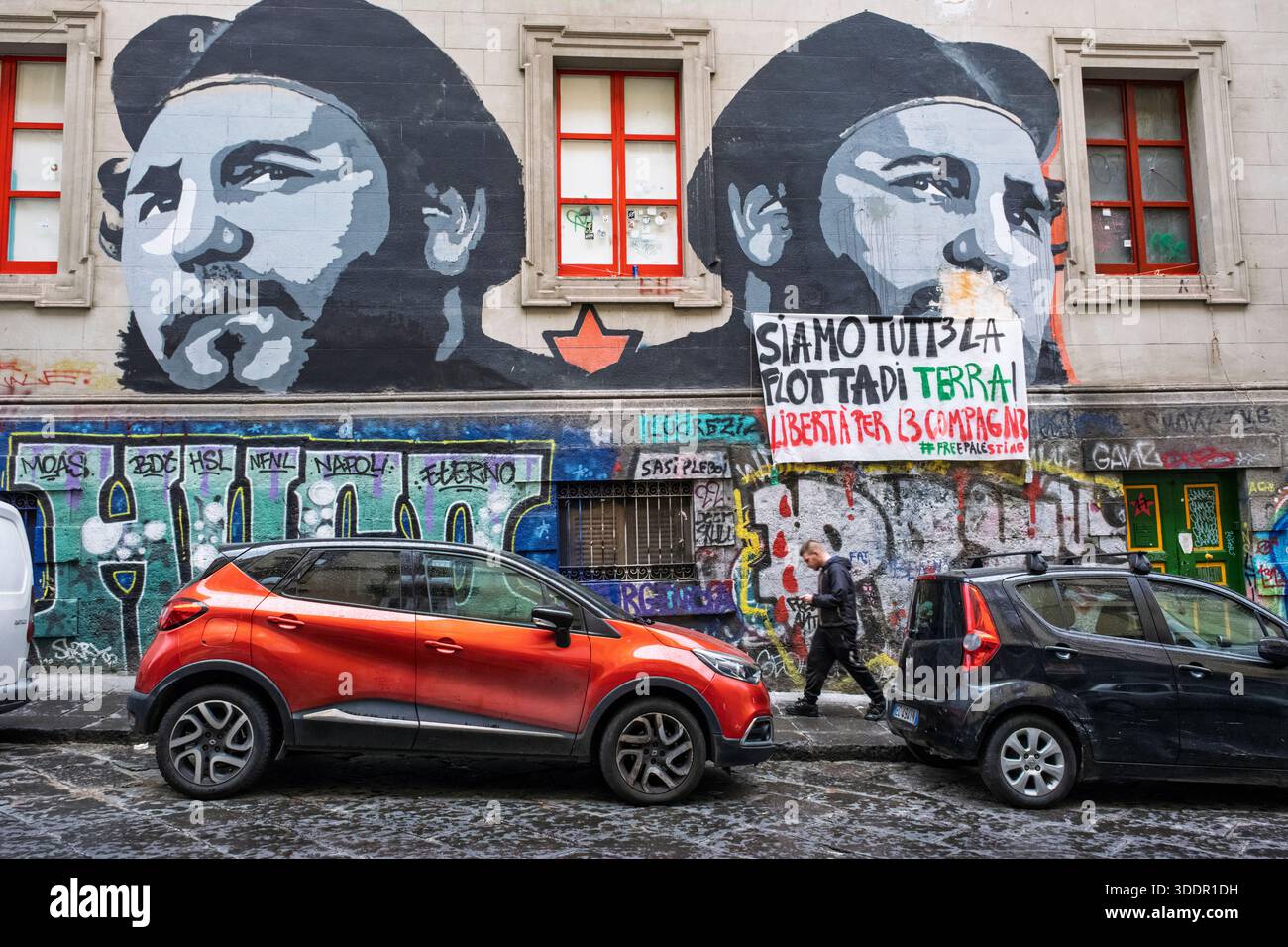 Straßenkunst mit Fidel Castro und einem Banner des freien Palästinensischen Friedens auf einem Gebäude in der Via Mezzocannone, Centro Storico (historisches Zentrum) Neapel, Italien Stockfoto