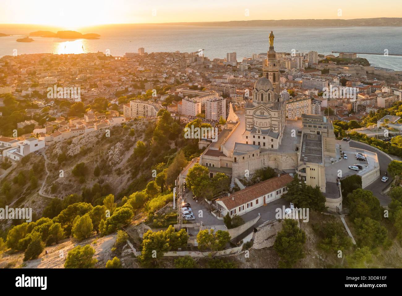 Aus der Vogelperspektive auf die Kirche Notre Dame de la Garde oder unsere Lieben Frau der Garde bei Sonnenuntergang, Südfrankreich Stockfoto
