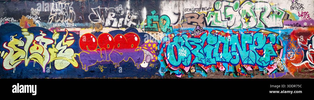 Panoramablick auf farbenfrohe Graffiti und Street Art im autonomen Sozialzentrum Metelkova Mesto in Ljubljana, Slowenien. Stockfoto