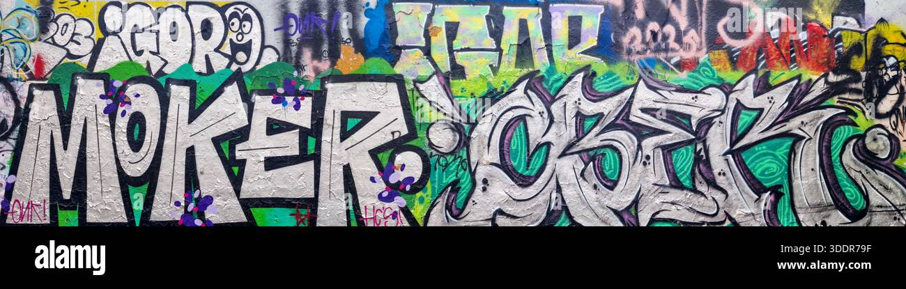 LJUBLJANA, SLOWENIEN — 23. dezember 2025: Panoramablick auf farbenfrohe Graffiti und urbane Street Art im autonomen Sozialzentrum Metelkova Mesto Stockfoto