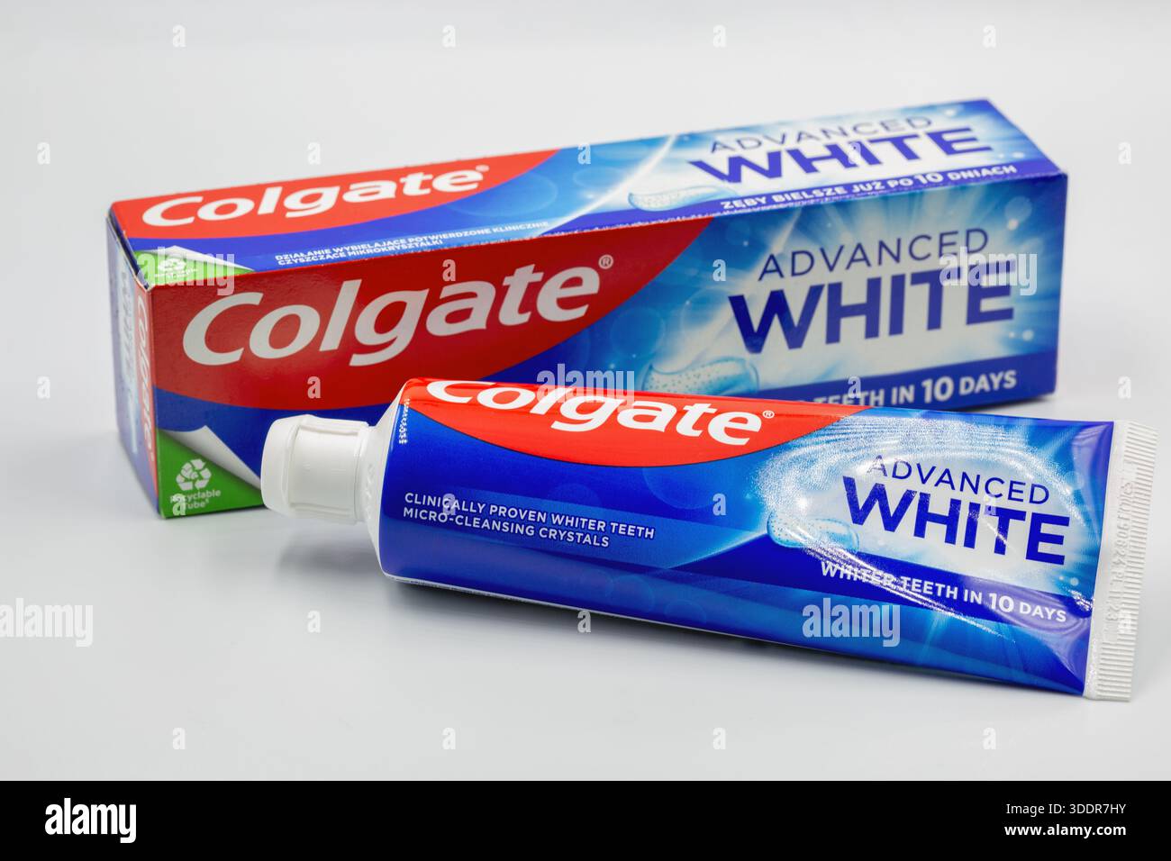 Kiew, Ukraine - 1. Dezember 2024: Colgate Fluorid Advanced White Zahnpasta Pack Ameisenröhre Nahaufnahme auf weiß. Colgate ist ein Hersteller einer breiten Palette von Produkten Stockfoto