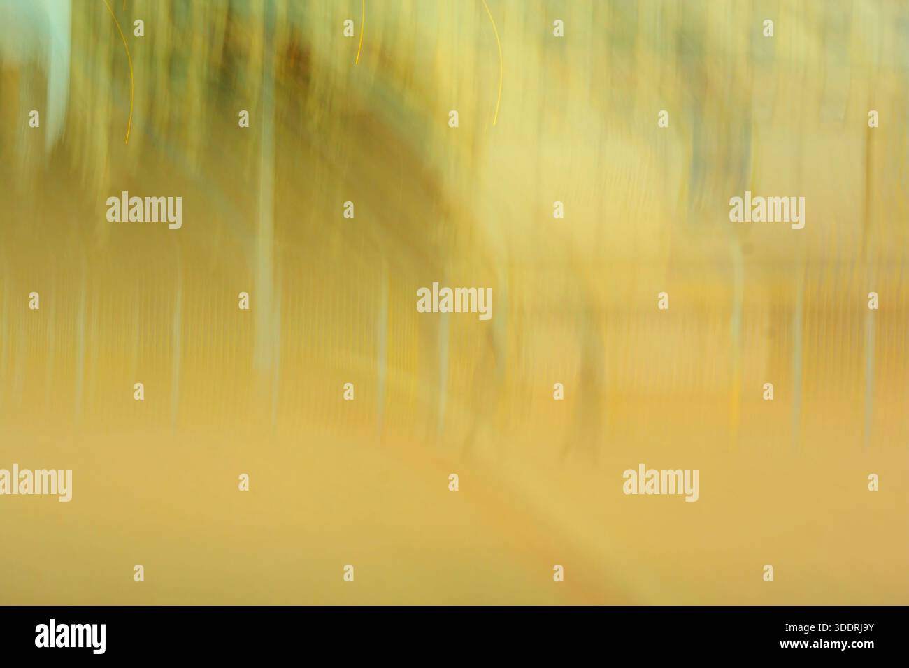 Abstraktes, weiches Pastellgelb und beige Bewegungsunschärfe. Traumhafter Hintergrund mit malerischer Textur für neutrales Design. Stockfoto