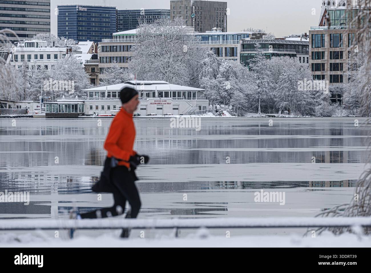 Hamburg, Deutschland. Januar 2026. Ein Läufer am Ufer der Außenalster. Eine kalte polare Luftmasse sorgt am Wochenende in Hamburg und Schleswig-Holstein für winterliches Wetter mit Schnee, Frost, Eiswetter und manchmal Sturmwind. Quelle: Markus Scholz/dpa/Alamy Live News Stockfoto