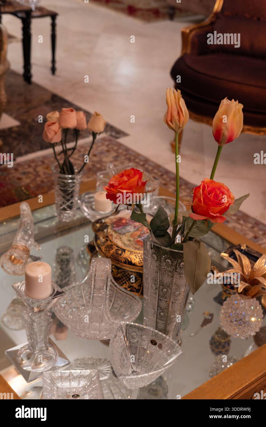 Blumenvasen und Kristallschmuck auf Couchtisch im formellen Wohnzimmer in Kairo, Ägypten Stockfoto