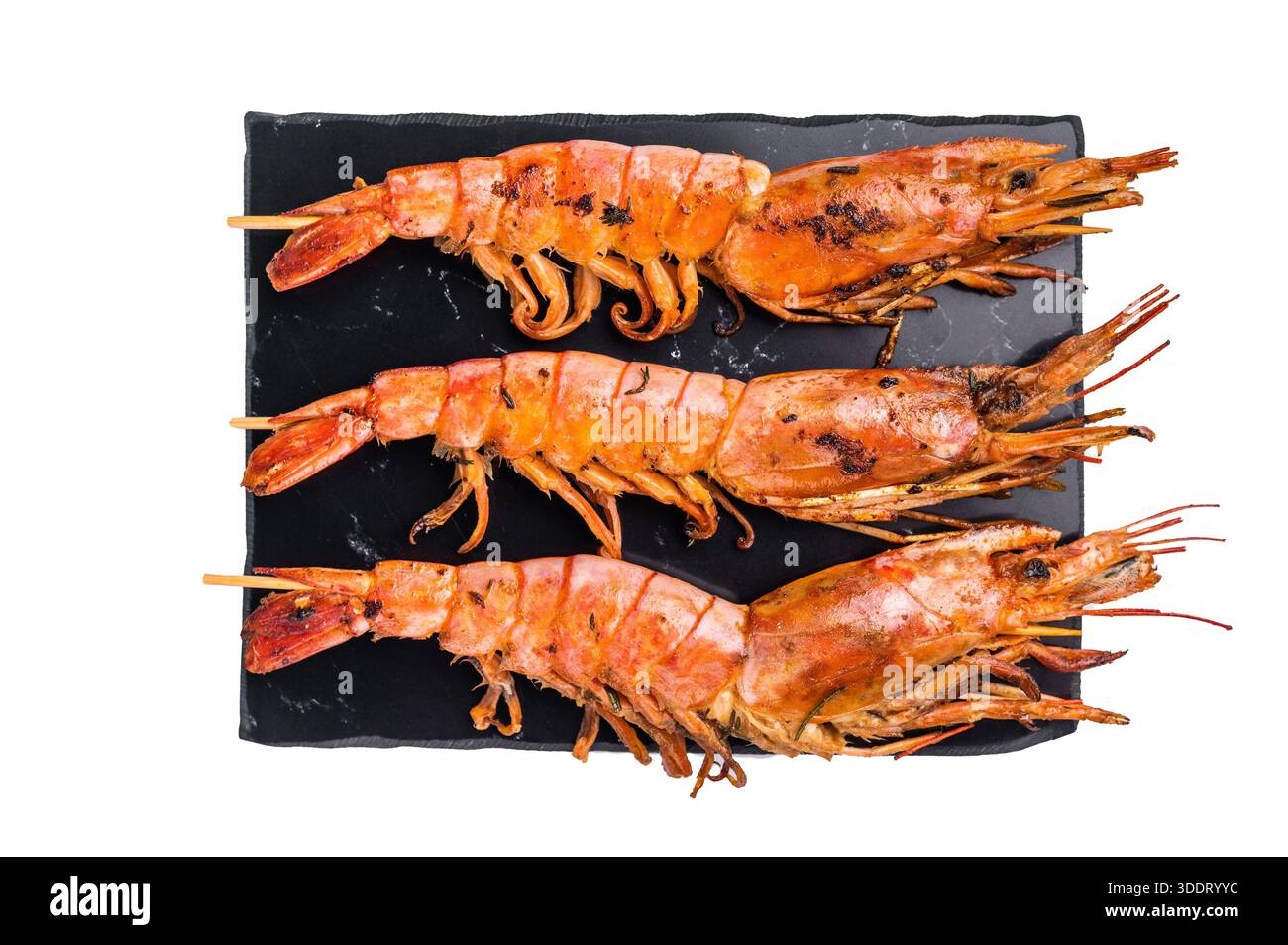 Garnelenkebab, Spieße mit gegrillten roten Garnelen Langostino Austral isoliert auf weißem Hintergrund. Draufsicht. Stockfoto