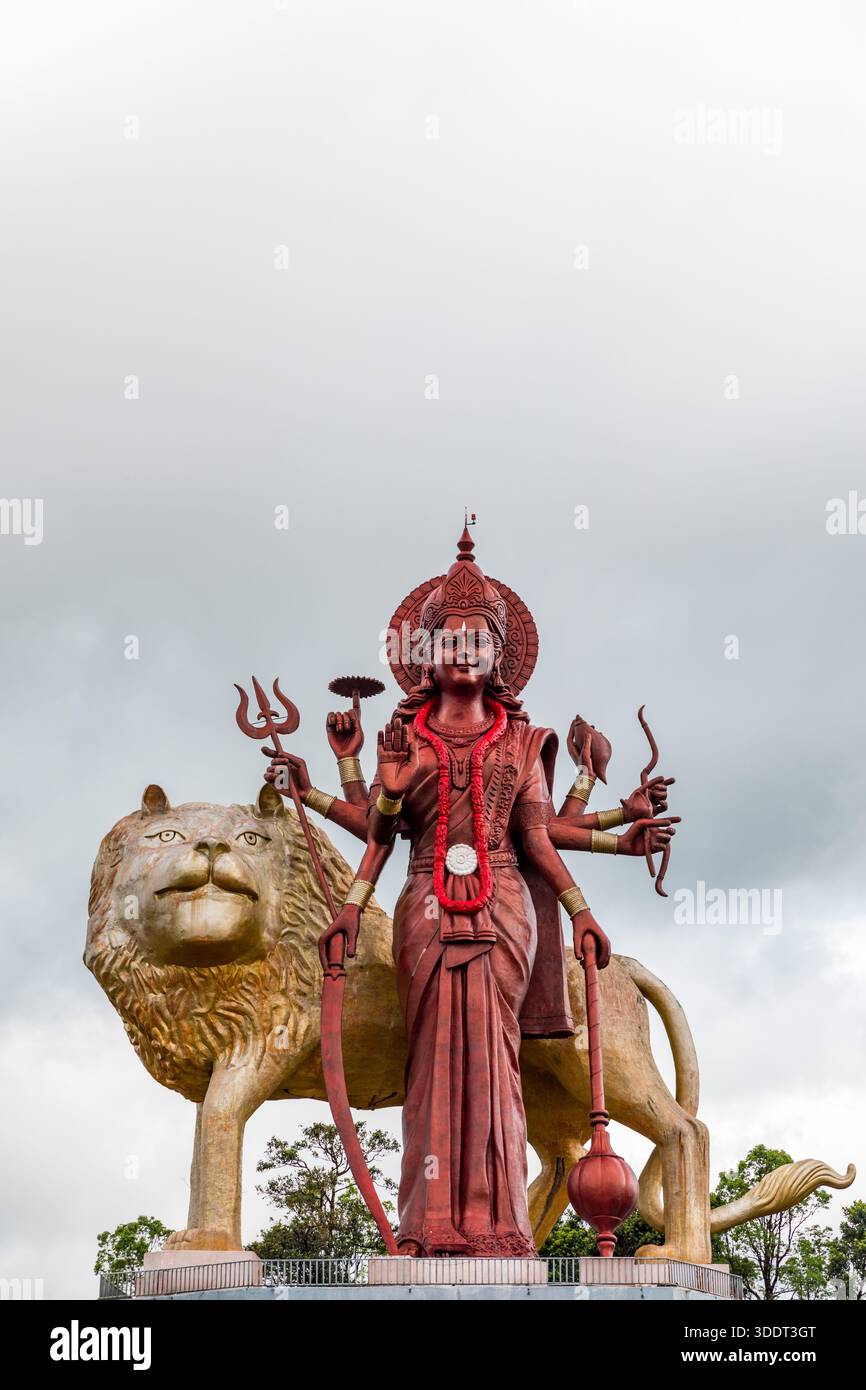 Eine mächtige Statue der hinduistischen Göttin Durga Maa mit einem goldenen Löwen im heiligen Ganga Talao. Shiva-Statue im Grand Bassin-Tempel, dem höchsten SH der Welt Stockfoto