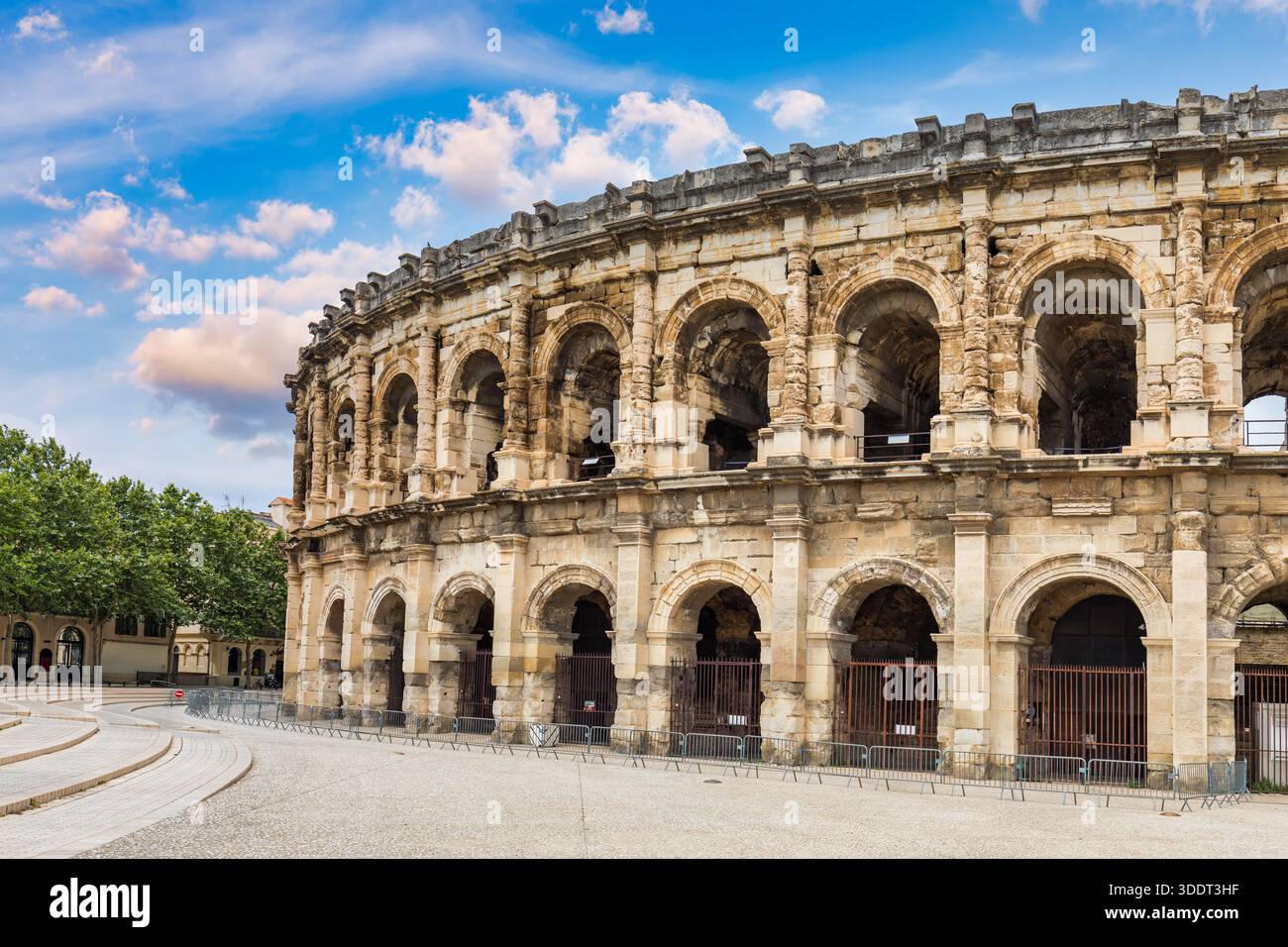 Dieses historische römische Amphitheater in Nimes zeigt antike Architektur. Historisches römisches Amphitheater in Nimes, Gard, Frankreich mit wunderschönem Himmel. Nimes Stockfoto