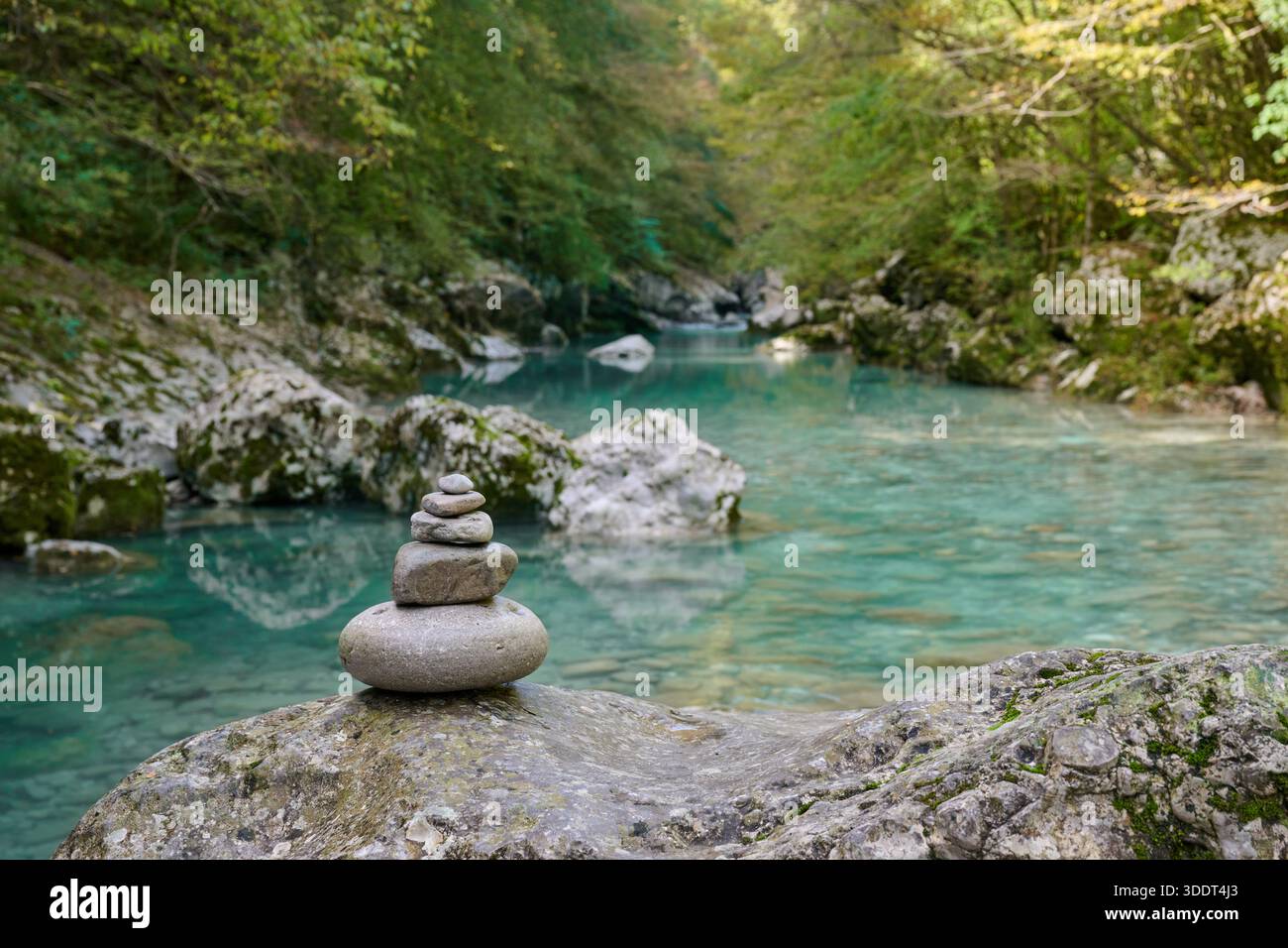 Ausgeglichene Kieselpyramidensteine mit einem verschwommenen Fluss im Hintergrund, Slowenien, Europa Stockfoto