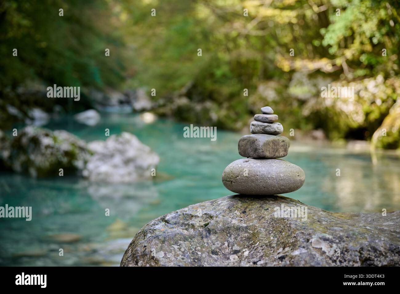 Ausgeglichene Kieselpyramidensteine mit einem verschwommenen Fluss im Hintergrund, Slowenien, Europa Stockfoto