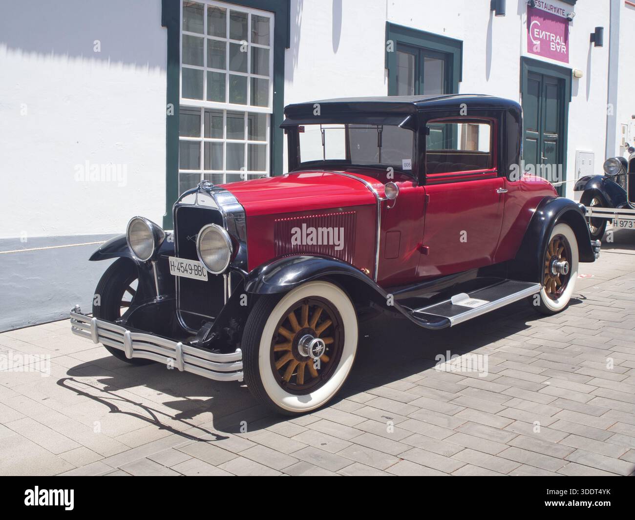 Llanos de Aridane-Kanarische Inseln-Spanien-13. August 2022,Ein wunderschön restauriertes amerikanisches Vintage-Coupé mit einer roten und schwarzen zweifarbigen Farbgebung, Stockfoto