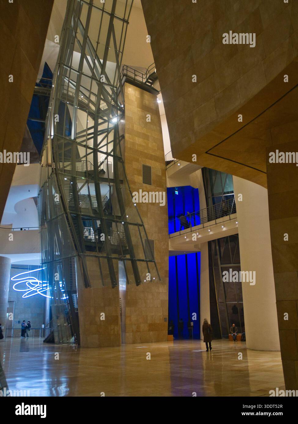bilbao-Autonome Gemeinschaft des Baskenlandes-Spanien-24. November 2022, das markante Atrium im Inneren des Guggenheim Museums Bilbao, mit dem Stockfoto