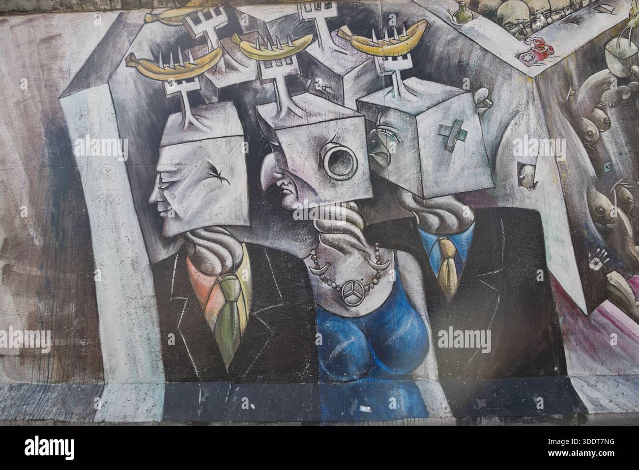 BERLIN-Deutschland-17. April 2025,Detail eines abstrakten Wandgemäldes mit kubistischen Figuren mit Kastenköpfen und Bananen, gemalt auf der ehemaligen Berliner Mauer, Teil Stockfoto