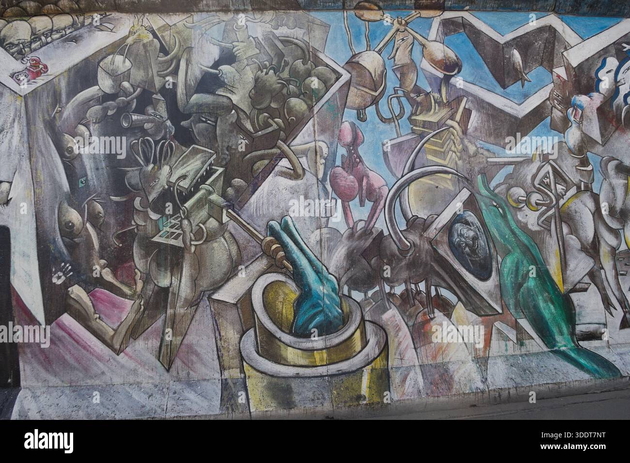 BERLIN-Deutschland-17. April 2025, abstrakte Wandmalerei auf einem erhaltenen Teil der Berliner Mauer, Teil der East Side Gallery in Berlin. Symb Stockfoto