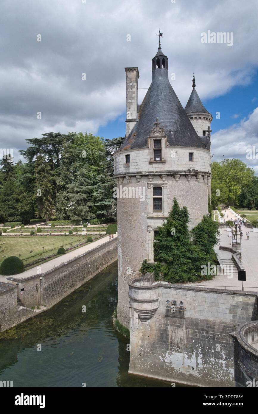 Castillo de Chenonceau-Francia-17. Juli 2025, architektonische Details des Wehrturms und des Grabens am historischen Château de Chenonceau, einer der fa Stockfoto