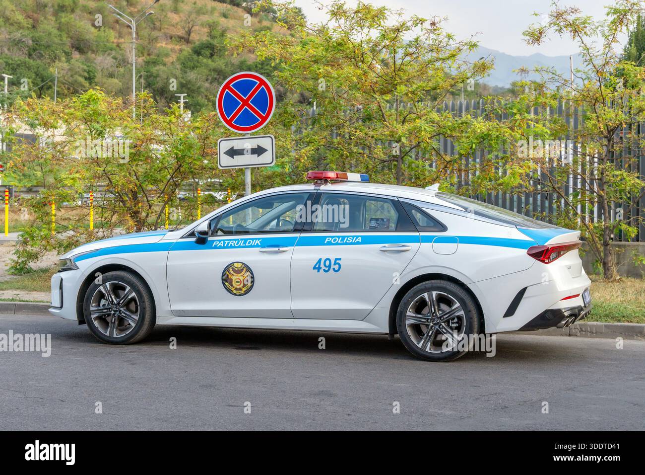 Almaty, Kasachstan - 26. Juli 2025: Ein Polizeiwagen Kia K5 auf dem Parkplatz. Zivile Sicherheit Stockfoto