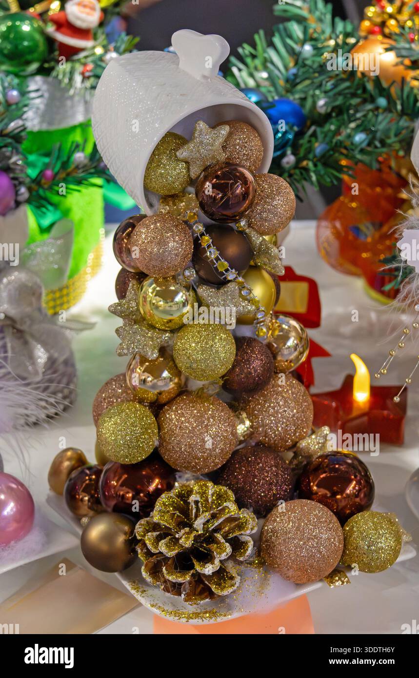 Goldene glänzende Weihnachtsdekorationen im Innenraum, bereit für die Dekoration Stockfoto