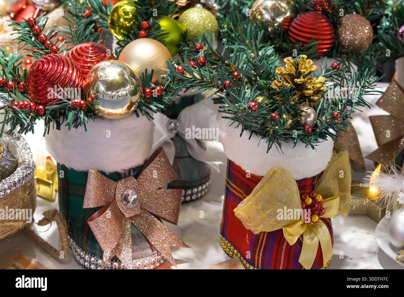 Glänzende, farbenfrohe Weihnachtsdekorationen im Innenraum Stockfoto