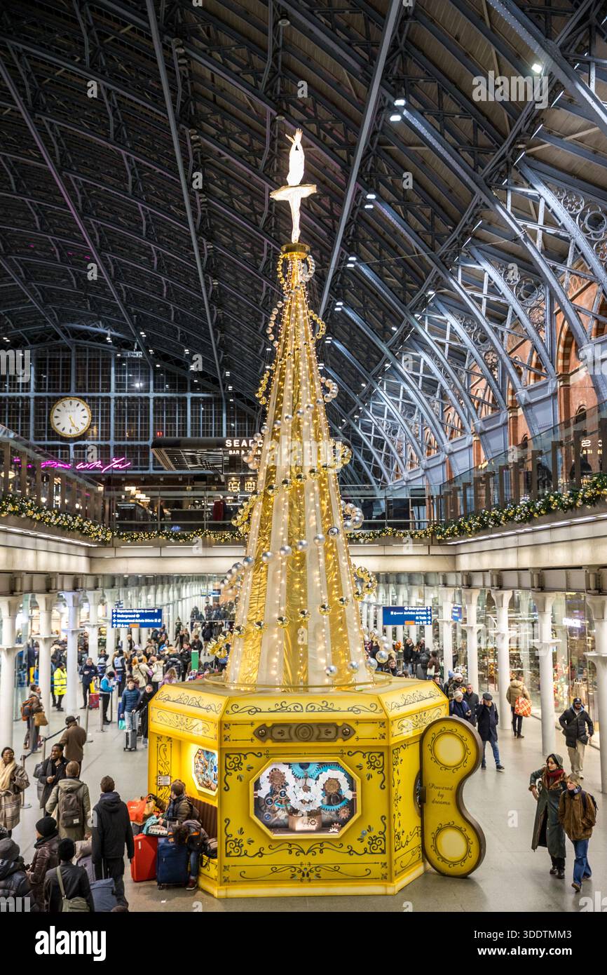 Powered by Dreams, eine von der Musikbox inspirierte Weihnachtsbauminstallation, die in Zusammenarbeit mit Great Ormond Street Hospital Charity entstand. Stockfoto