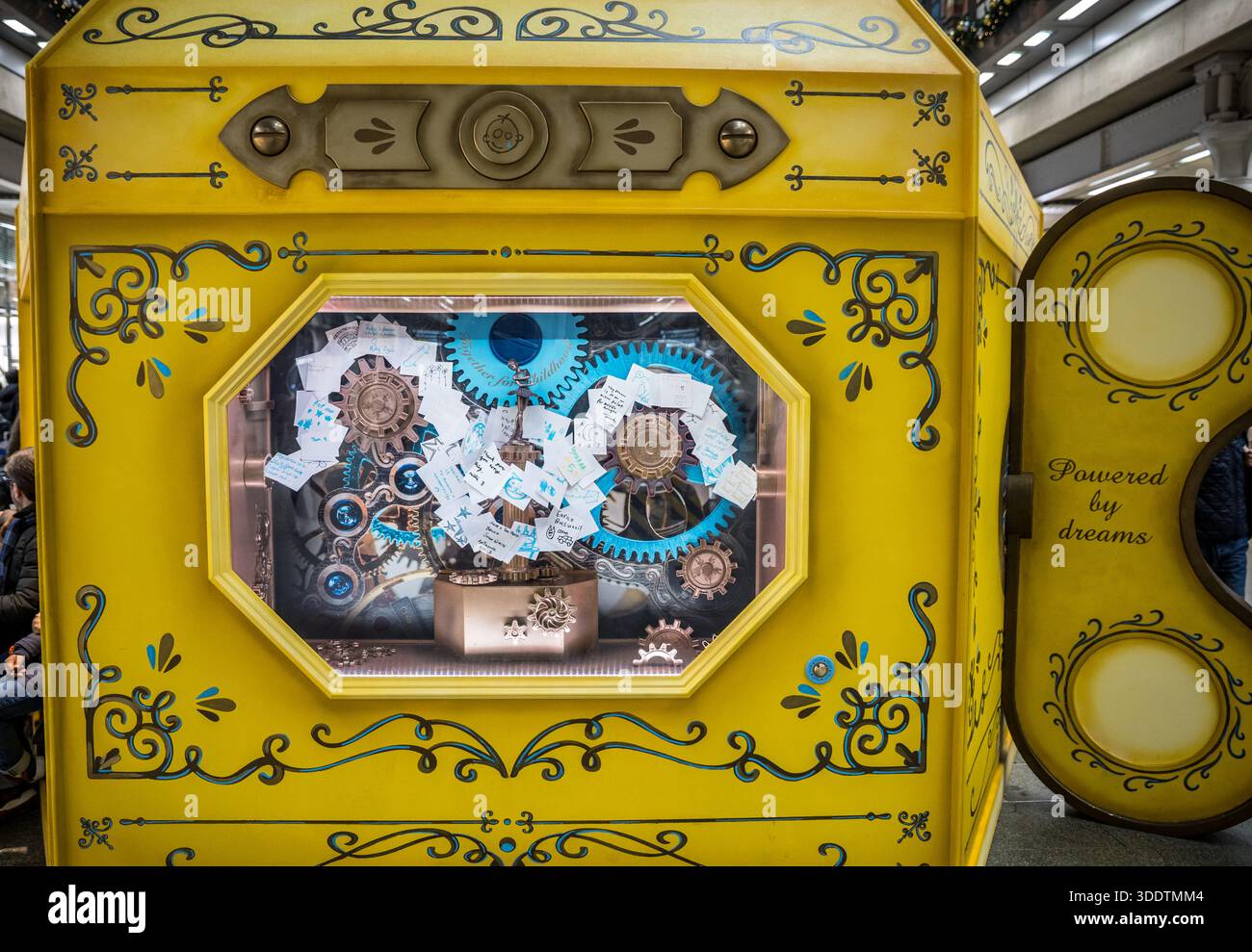 Powered by Dreams, eine von der Musikbox inspirierte Weihnachtsbauminstallation, die in Zusammenarbeit mit Great Ormond Street Hospital Charity entstand. Stockfoto