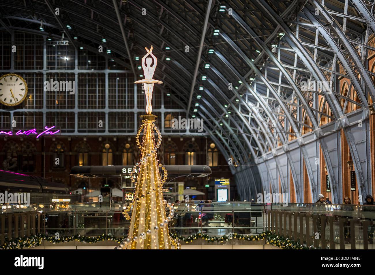 Powered by Dreams, eine von der Musikbox inspirierte Weihnachtsbauminstallation, die in Zusammenarbeit mit Great Ormond Street Hospital Charity entstand. Stockfoto