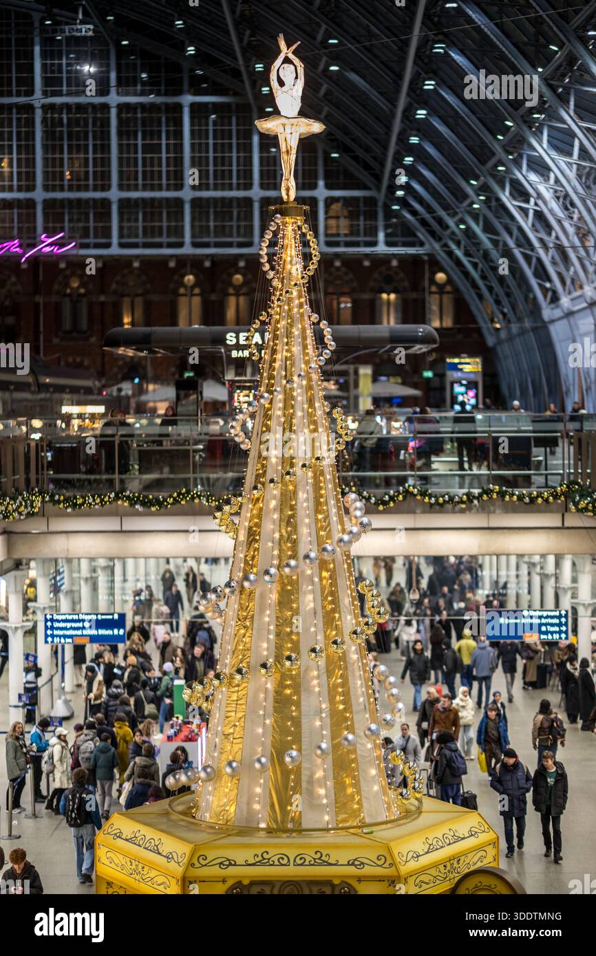 Powered by Dreams, eine von der Musikbox inspirierte Weihnachtsbauminstallation, die in Zusammenarbeit mit Great Ormond Street Hospital Charity entstand. Stockfoto