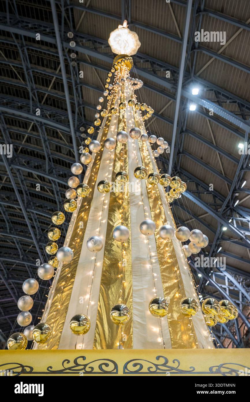 Powered by Dreams, eine von der Musikbox inspirierte Weihnachtsbauminstallation, die in Zusammenarbeit mit Great Ormond Street Hospital Charity entstand. Stockfoto