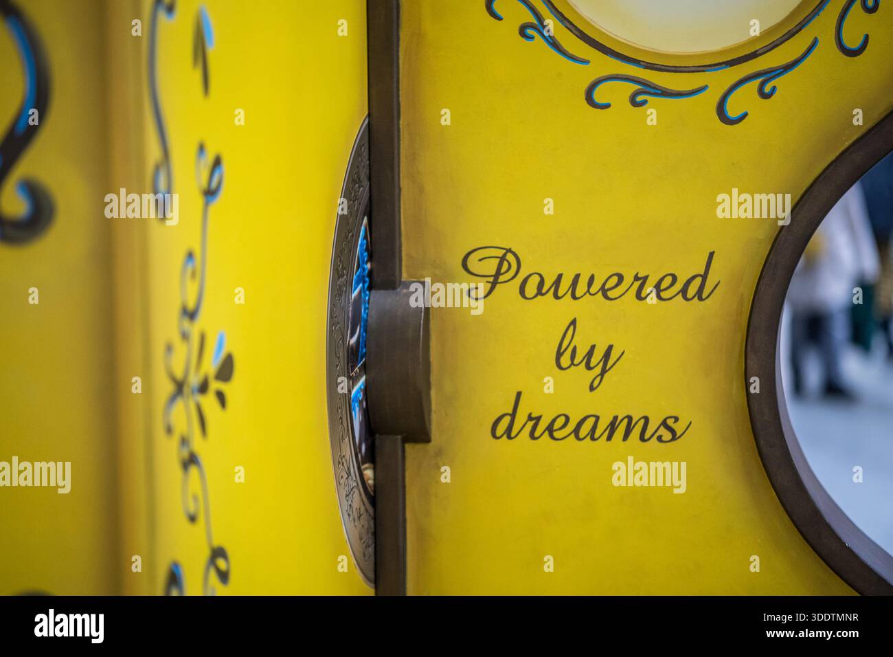 Powered by Dreams, eine von der Musikbox inspirierte Weihnachtsbauminstallation, die in Zusammenarbeit mit Great Ormond Street Hospital Charity entstand. Stockfoto