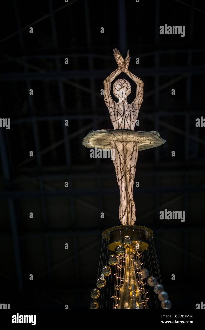 Powered by Dreams, eine von der Musikbox inspirierte Weihnachtsbauminstallation, die in Zusammenarbeit mit Great Ormond Street Hospital Charity entstand. Stockfoto