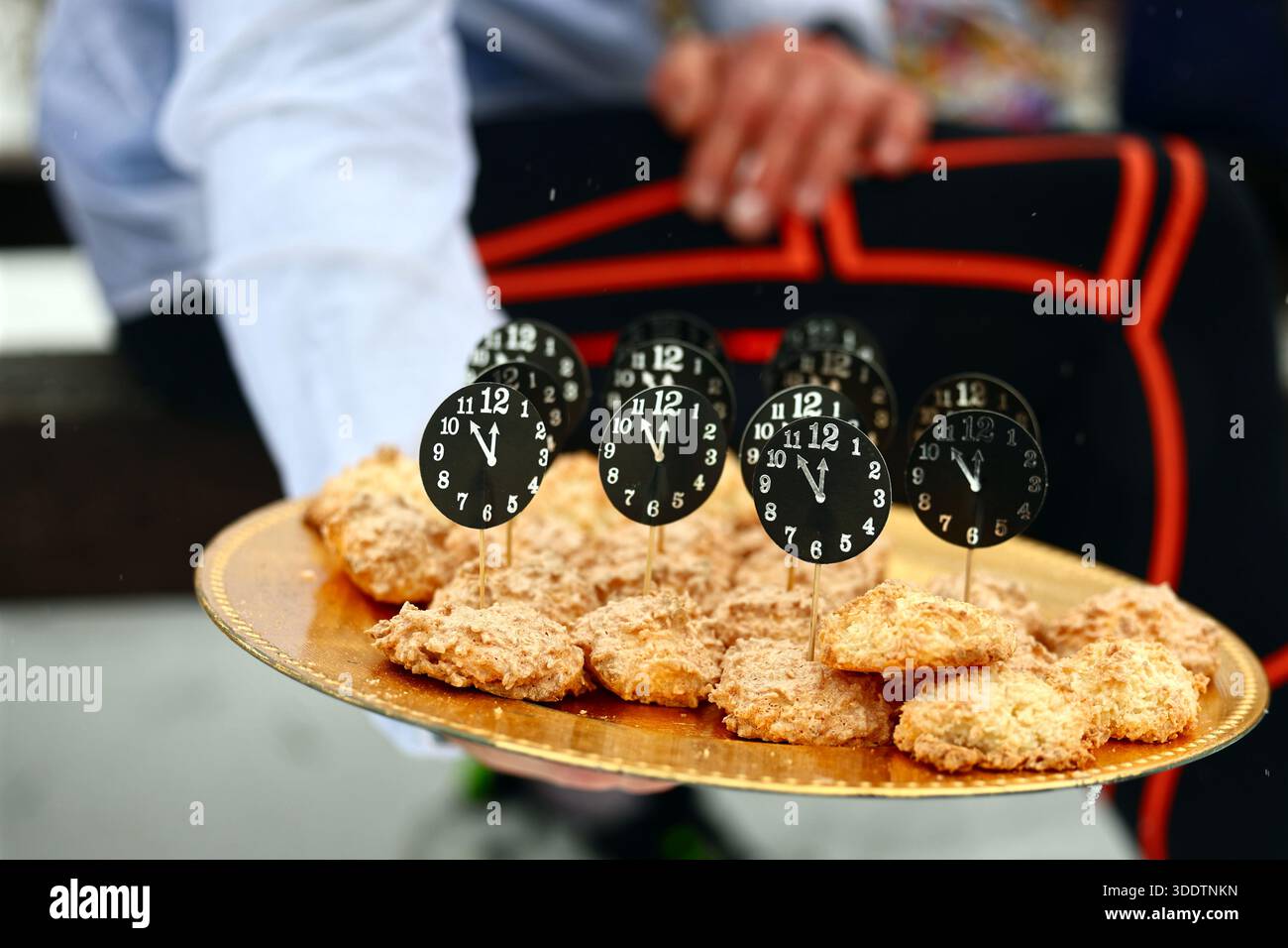 Silvester Countdown-Appetithappen mit Clock-Topper auf einer Outdoor-Party Stockfoto