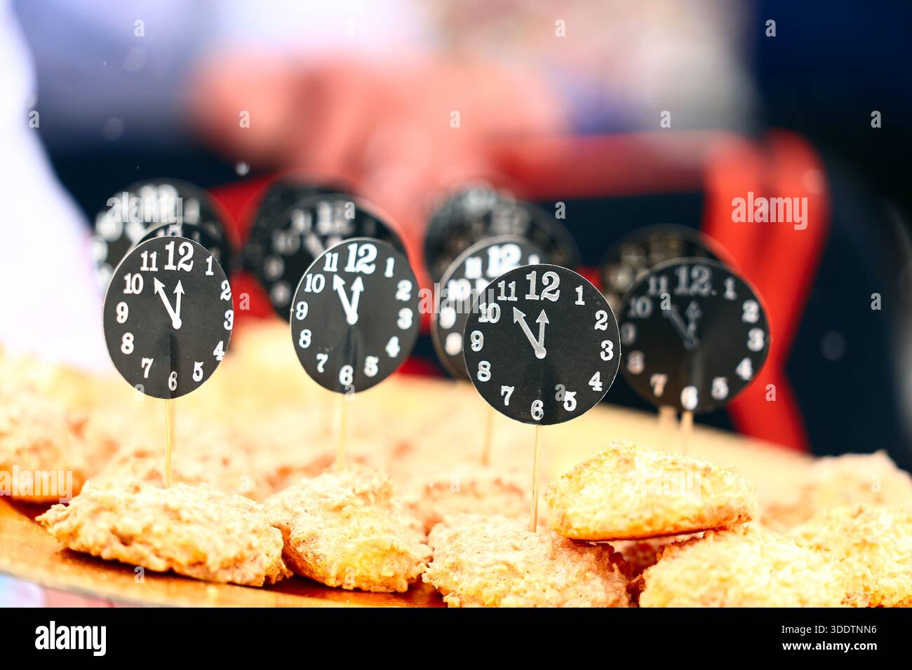 Silvester Countdown-Appetithappen mit Clock-Topper auf einer Outdoor-Party Stockfoto