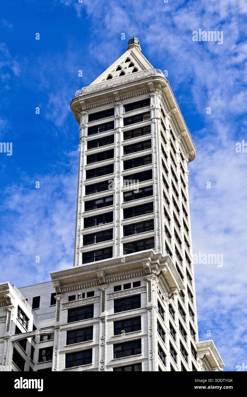 Smith Tower in Seattle, Washington, erhebt sich vor einem blauen Himmel und zeigt historische frühe Wolkenkratzer-Architektur mit einem charakteristischen Pyramidendach. Stockfoto