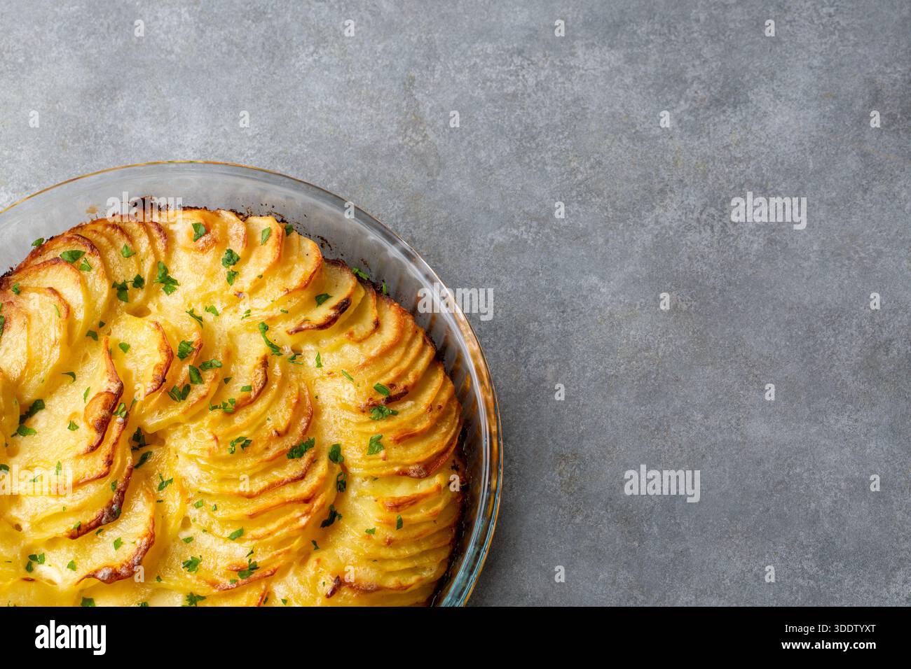 Kartoffelgratin - gerieben (gebackene Kartoffeln mit Sahne und Käse). Türkischer Name; Kremali patates Stockfoto