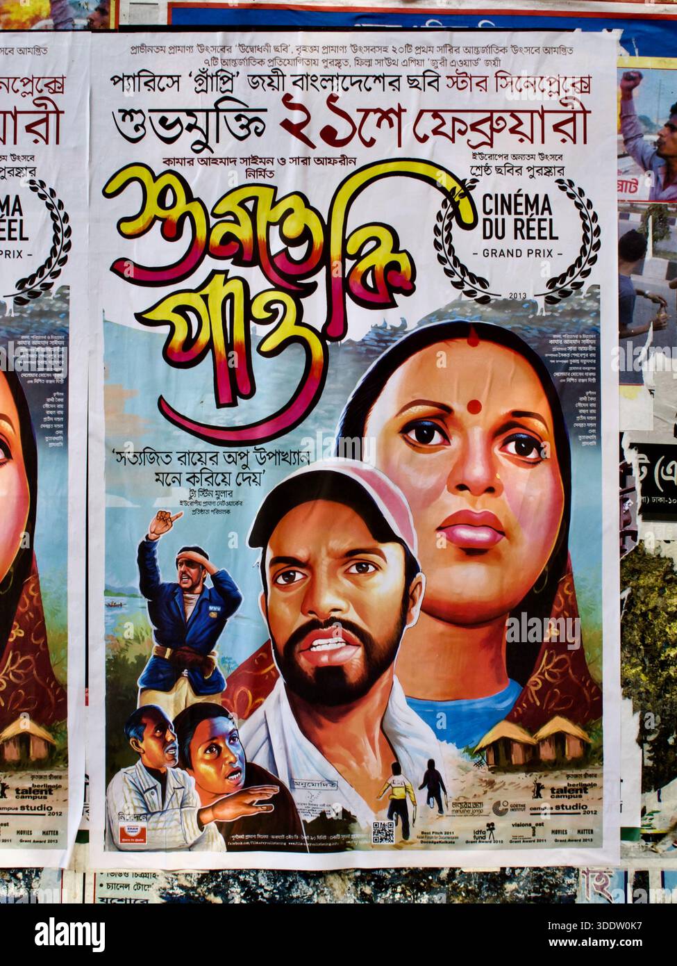 Bangladeshi Dokumentarfilm-Poster für Anfield Song, Gewinner des Grand Prix beim Cinéma du Réel 2013, kündigt die Vorstellung im Star Cineplex in Dhaka an. Stockfoto