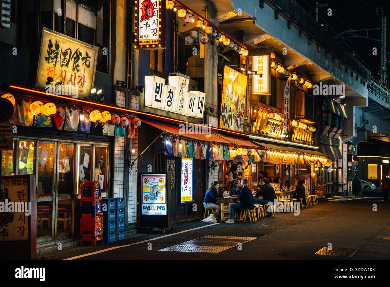 Restaurants entlang der Bahngleise in der Nähe des Bahnhofs Yūrakuchō, Tokio, Japan Stockfoto