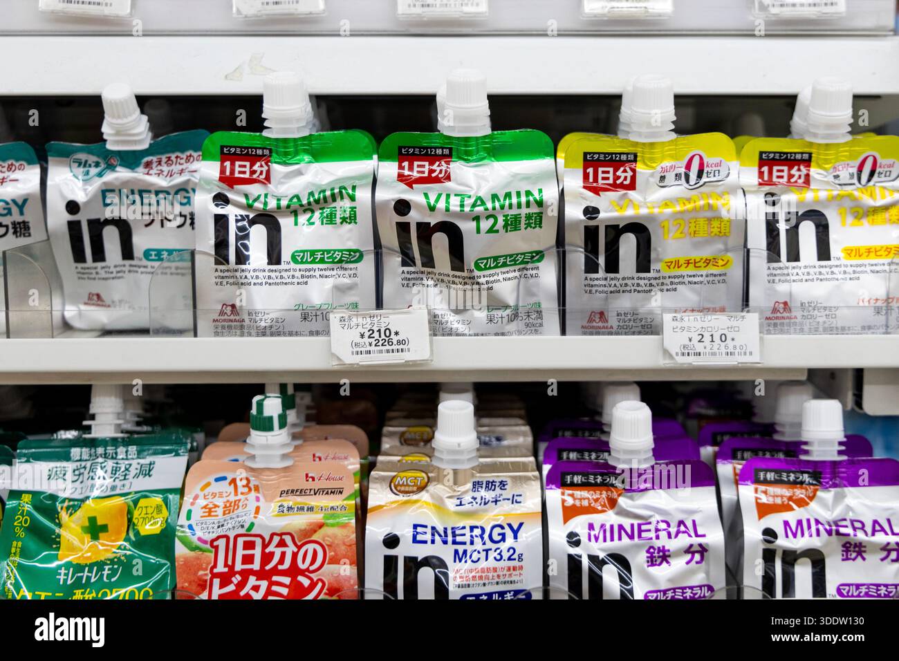 Auswahl von Energie-Gelee-Ergänzungsmitteln an einem Conbini in Japan Stockfoto
