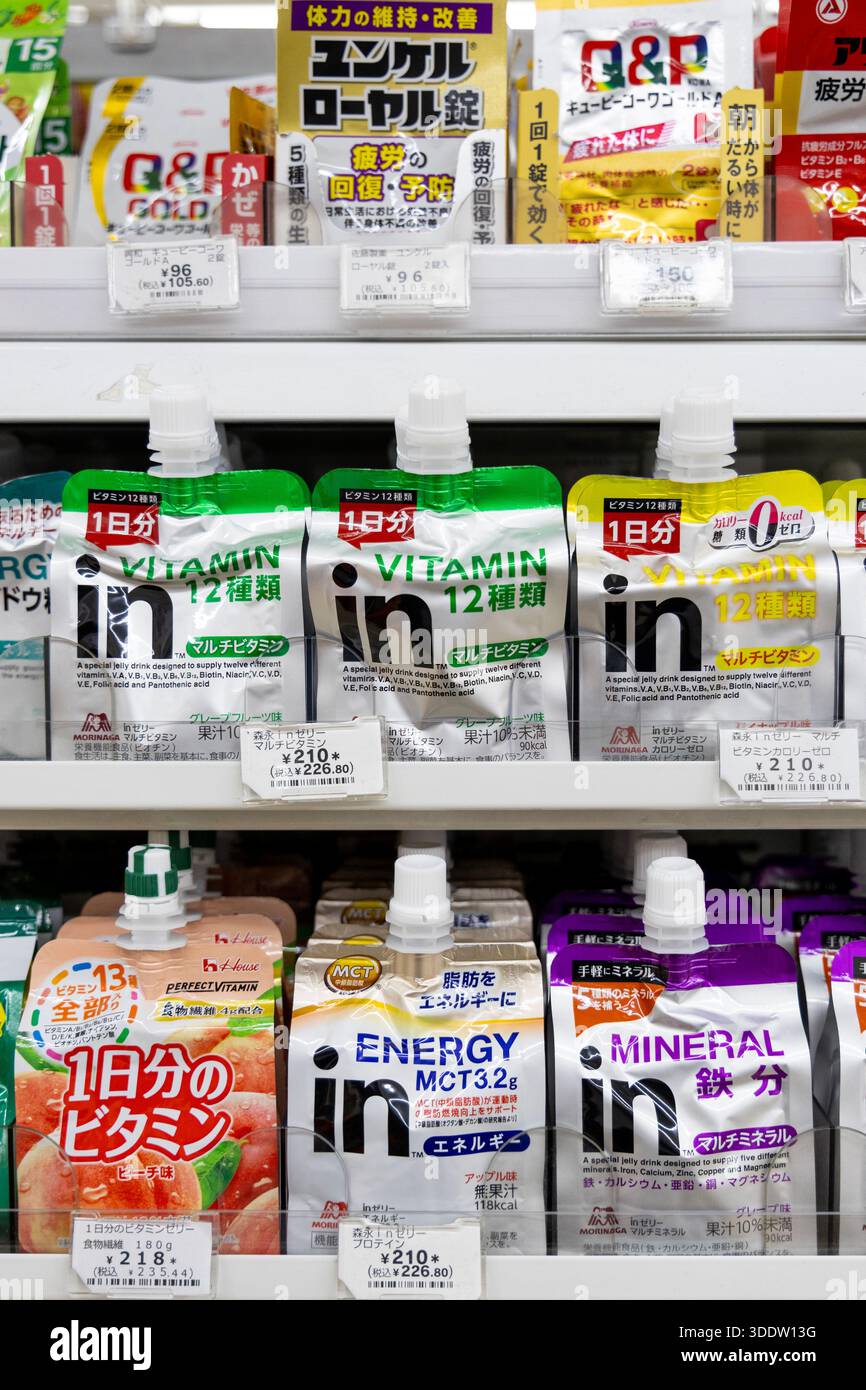 Auswahl von Energie-Gelee-Ergänzungsmitteln an einem Conbini in Japan Stockfoto