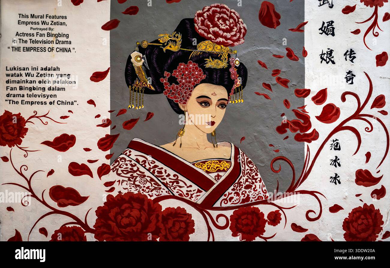 Wandbild einer Frau in traditioneller chinesischer Kleidung mit Blumenmotiven. Stockfoto