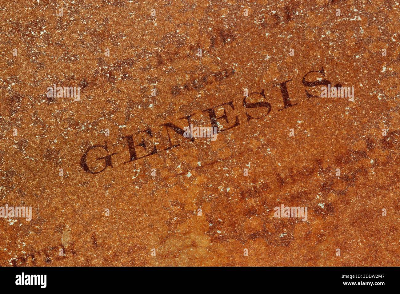 Genesis heilige Bibelseite auf einem rostigen Hintergrund aus Metallblech. Stockfoto