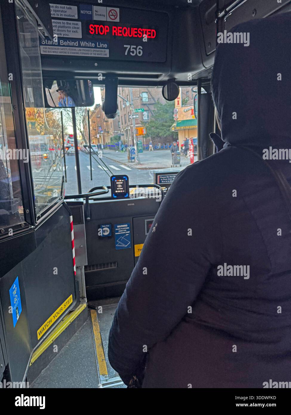 Die Person wartet auf den Ausgang eines Stadtbusses an der nächsten Haltestelle in Brooklyn, New York. Stockfoto