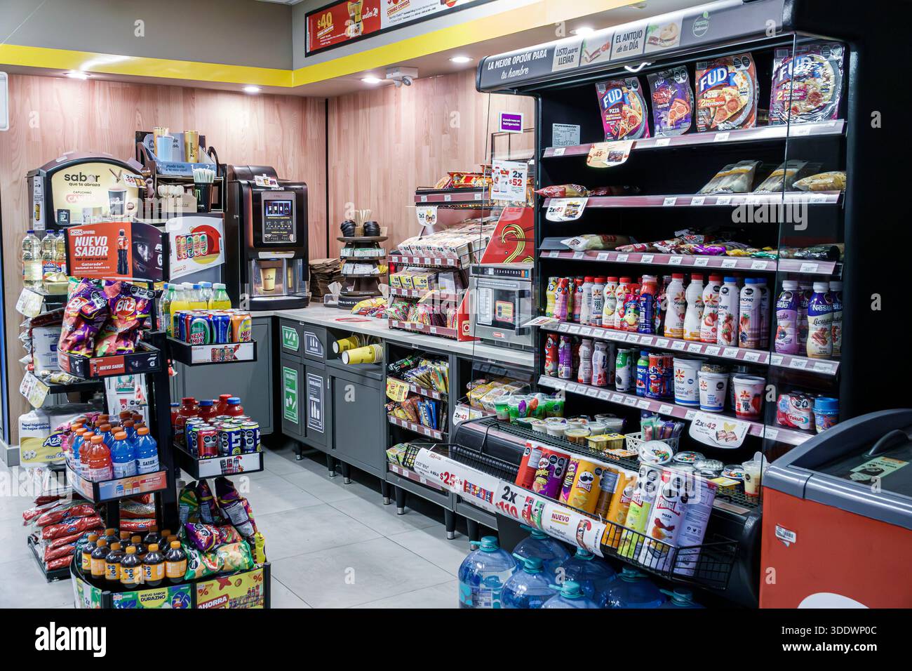 Mexiko-Stadt Mexiko, Santa Maria la Ribera, OXXO Convenience Store, innen, Einzelhandel Convenience Store Gang, Food Drink Display, Kühlregale Stockfoto