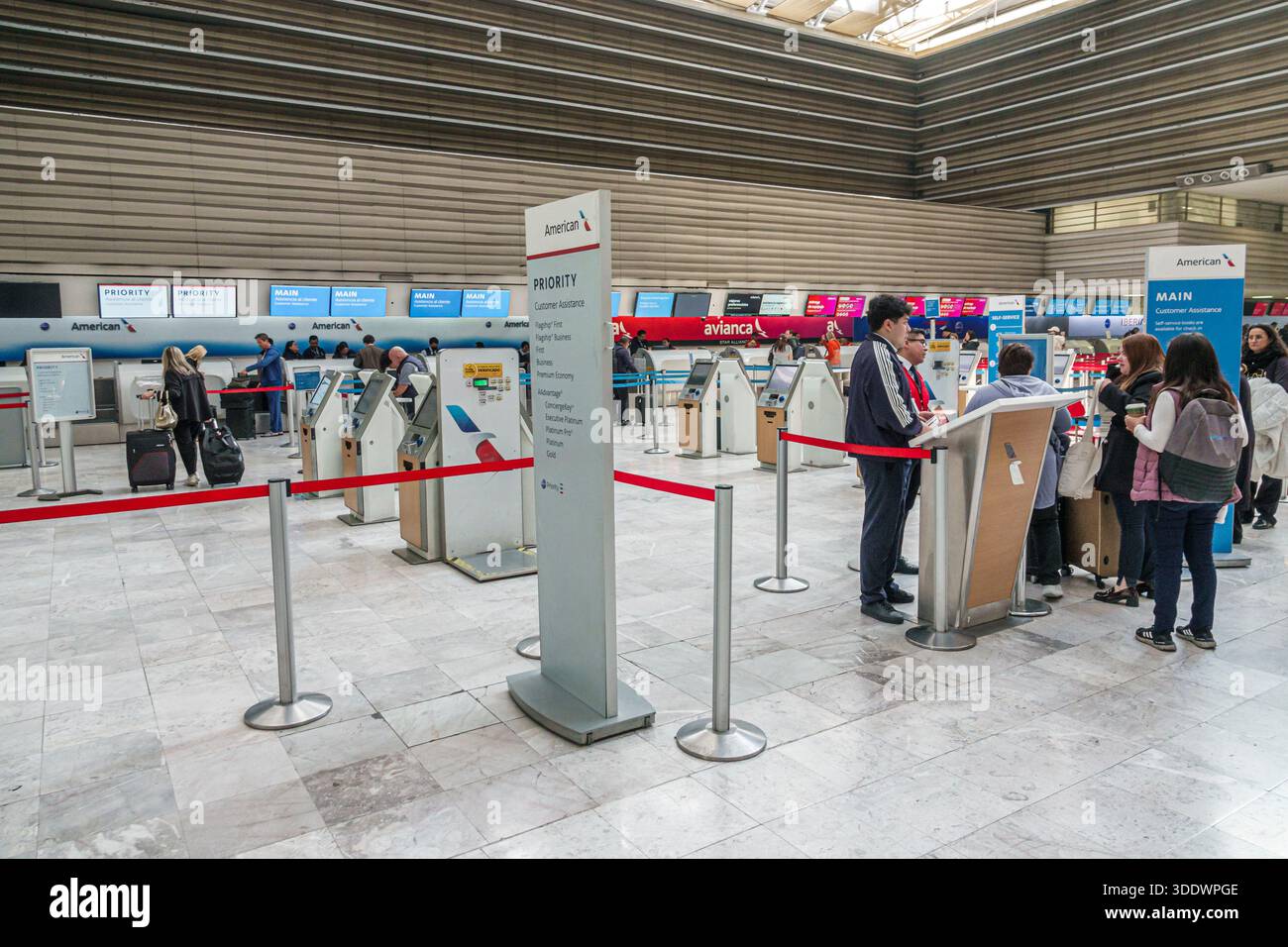 Mexiko-Stadt Mexiko, Benito Juarez International Airport MEX, American Airlines Check-in-Bereich, Self-Service-Kioske, Schild mit vorrangiger Kundenbetreuung Stockfoto