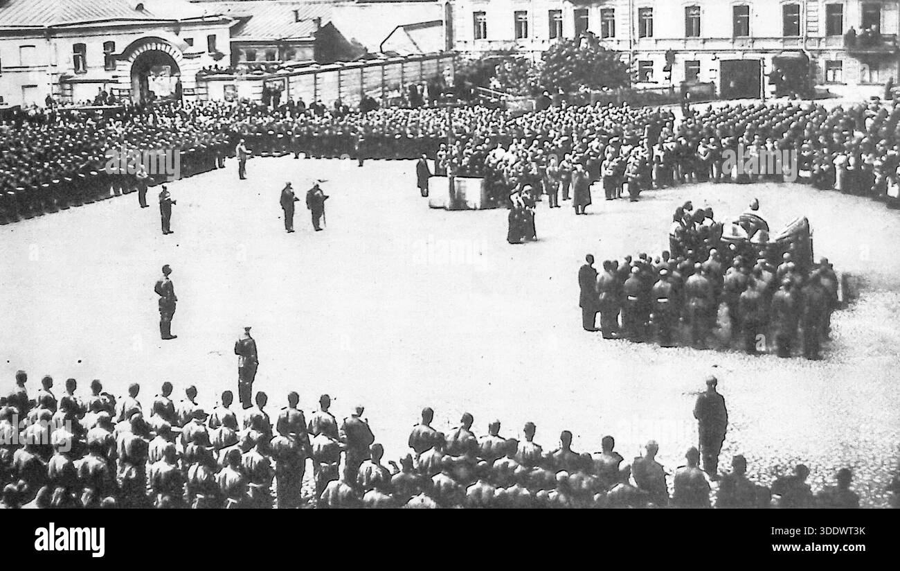 Seite der französischen Zeitschrift Le Miroir vom 25. Oktober 1914 mit dem Titel „Soldats Assistant a un Service religieux en plein Air“. Das Foto zeigt eine emotionale religiöse Zeremonie unter freiem Himmel für russische Truppen vor ihrer Abreise zur Front. Es zeigt insbesondere Offiziere und Männer des Preobraschenski-Regiments, die auf einem feierlichen Platz ohne Kopf stehen. Die Szene veranschaulicht die tiefen spirituellen Traditionen und die nationale Mobilisierung innerhalb des Russischen Reiches während der Eröffnung des Ersten Weltkriegs. Stockfoto