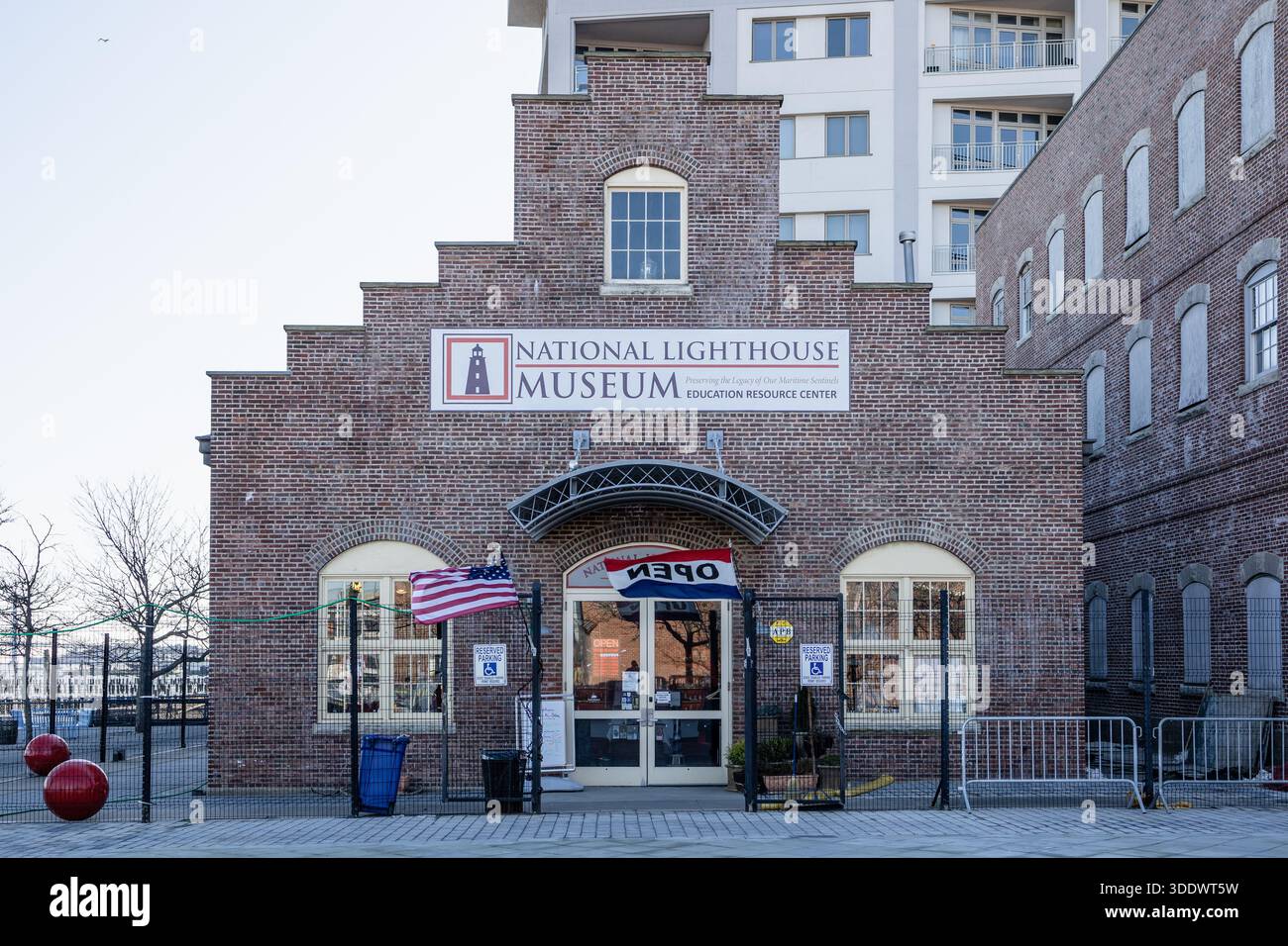 Bildunterschrift (135 Zeichen): Der Eingang zum National Lighthouse Museum, das sich im historischen U.S. Lighthouse Service General Depot in Staten Isla befindet Stockfoto