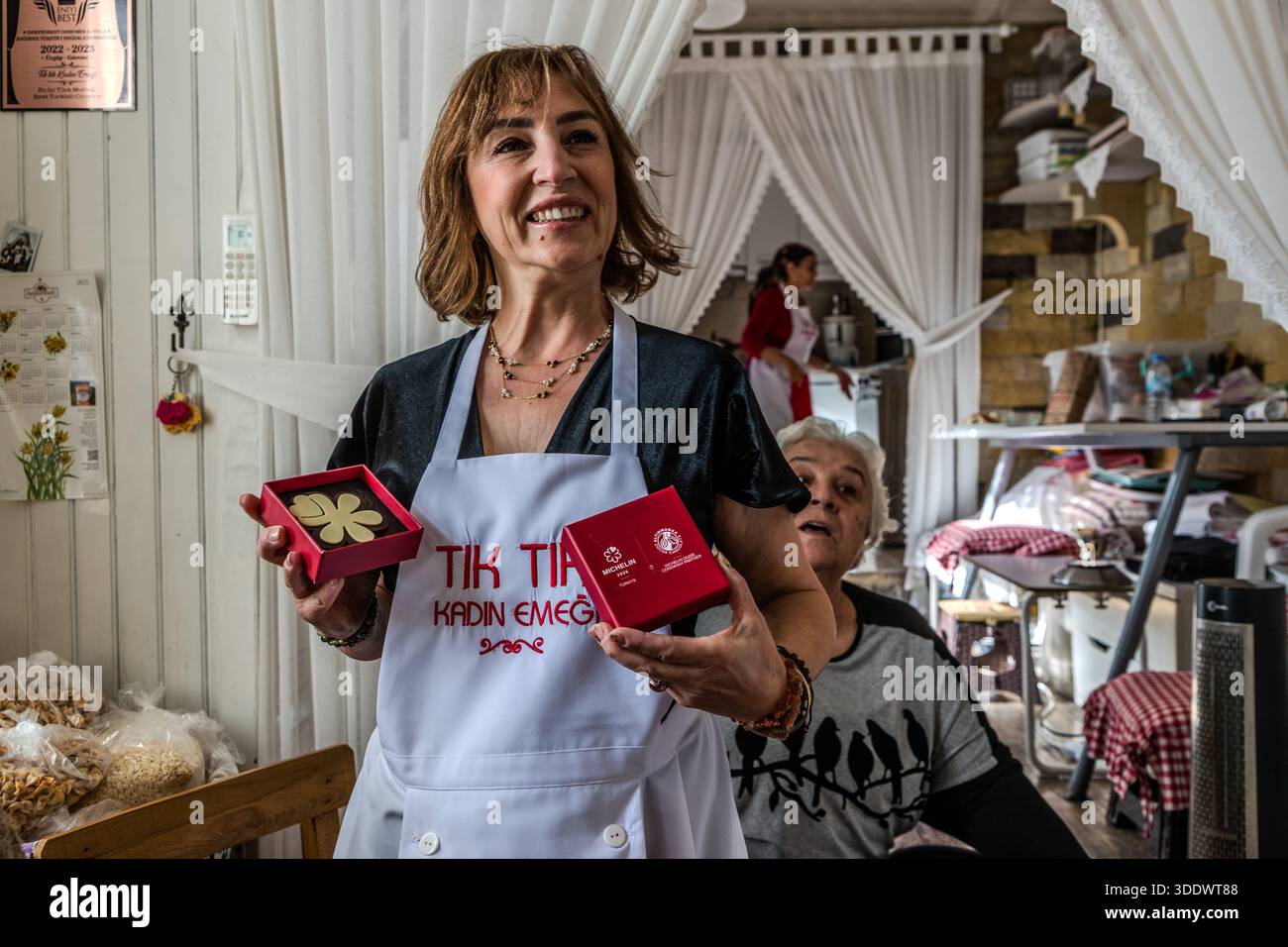 Sevil Halıcı Ayhan verleiht den Michelin-Preis für das Restaurant Tık Tık Kadın Emeği in Ürgüp, Zentralanatolien, Türkei Stockfoto