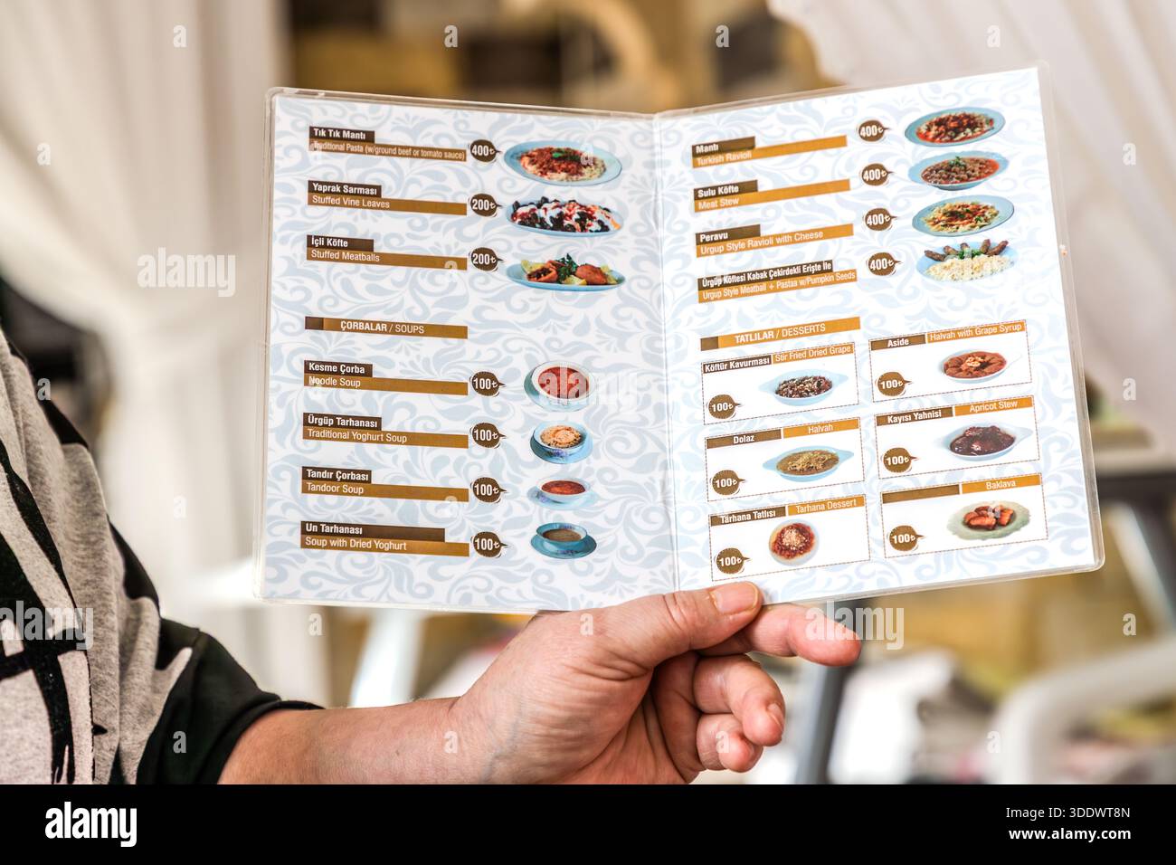 Preiswert und gut. Menü des Restaurants Tık Tık Kadın Emeği mit türkischen Gerichten und Preisen in Ürgüp, Zentralanatolien, Türkei Stockfoto