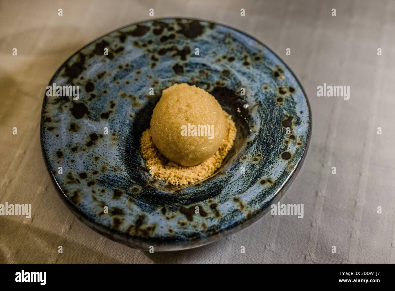 Aprikosensorbet mit heißer Paprika wird als Zwischengang im Verkostungsmenü im mit einem Michelin-Stern ausgezeichneten Restaurant Revithia im Kayakapi Premium Caves Hotel in Ürgüp, Kappadokien, Türkei, serviert. Stockfoto