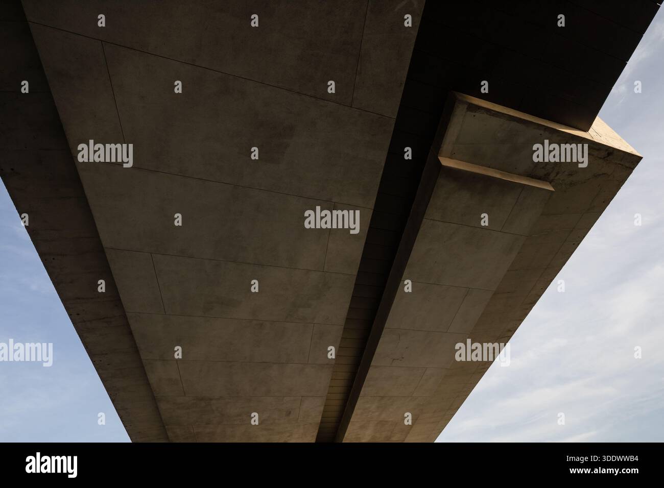 Abstrakter architektonischer Blick auf die brutalistische Betonunterseite des Standard High Line Hotels in NYC. Auffällige geometrische Formen und industrielle Säulen. Stockfoto