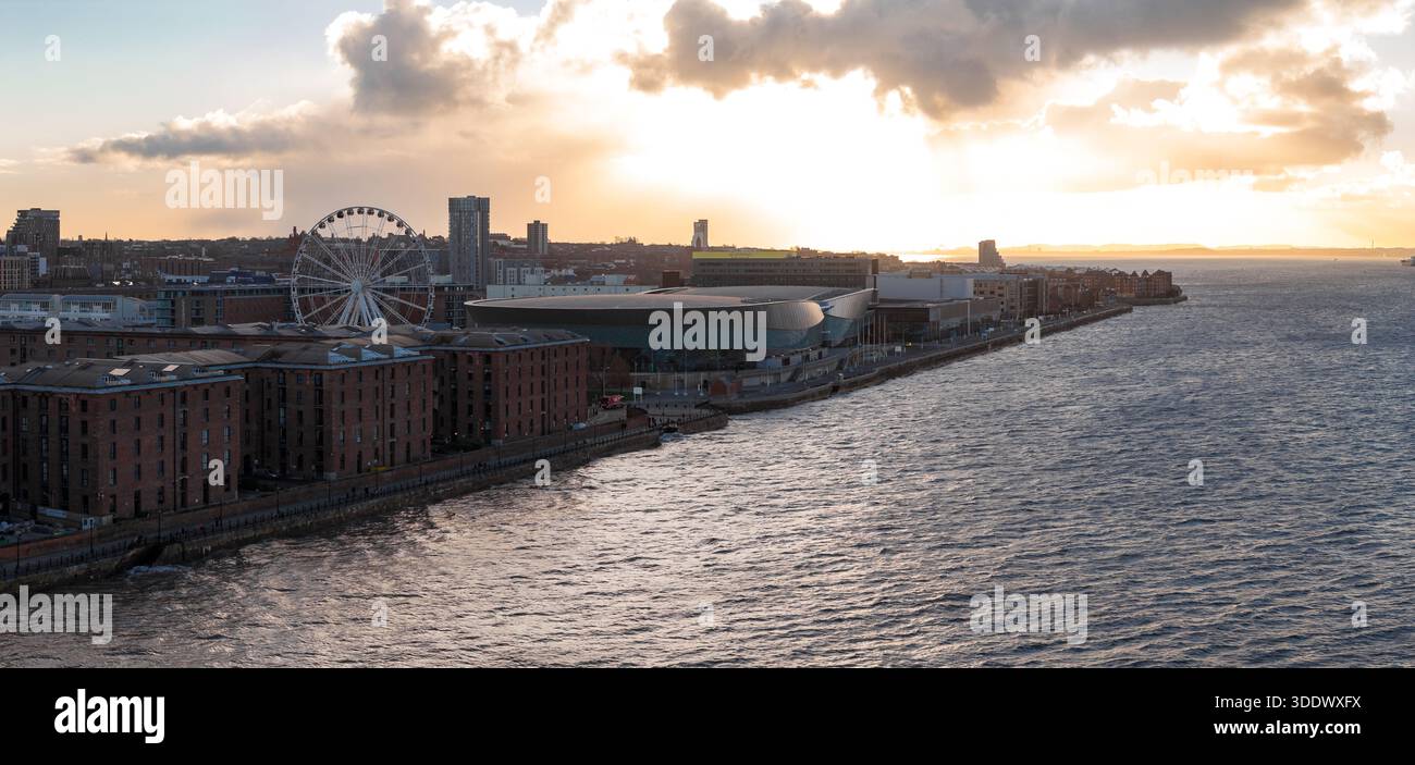 Sonnenaufgang aus der Luft über Liverpool Waterfront, River Mersey und Albert Dock Stockfoto