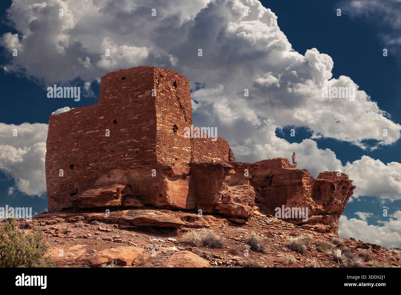 Die Ruinen des Box Canyon liegen im Wupatki National Monument im Norden Arizonas, einer Hochwüstenlandschaft, die durch Vulkanismus und lange menschliche Besatzung geformt wurde. Stockfoto